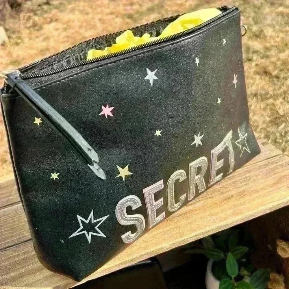NWOT Victoria’s Secret Cosmetic bag/Pouch/Purse/beauty bag/makeup bag/Travel bag
